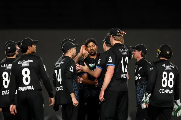 নিউজিল্যান্ড ক্রিকেট দলের খেলোয়াড়রা মাঠে আলোচনা করছে।. Channel i News - চ্যানেল আই নিউজ