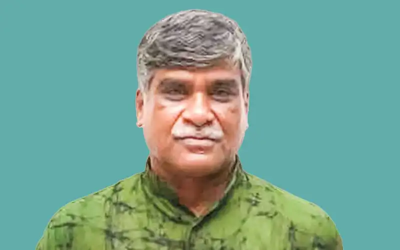 সাজ্জাদ জহির চন্দন বক্তৃতা দিচ্ছেন, পটভূমিতে সবুজ রঙের ব্যাকড্রপ. Channel i News - চ্যানেল আই নিউজ