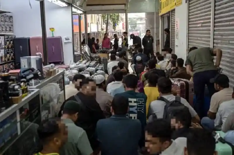 বাংলাদেশি ও অন্যান্য অবৈধ অভিবাসীদের মালয়েশিয়া থেকে আটক. Channel i News - চ্যানেল আই নিউজ