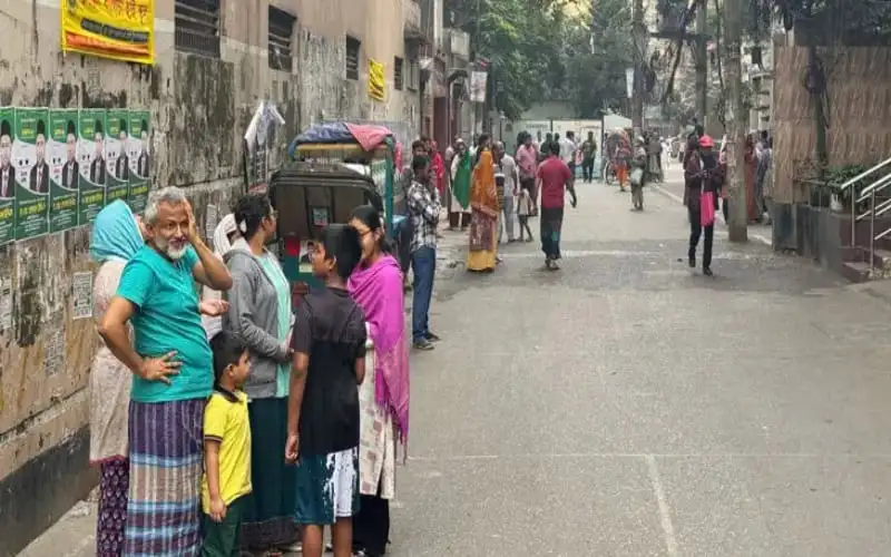 খিলগাঁওয়ে ইট পড়ে আহত একজনের ছবি, আহত ব্যক্তির পাশে লোকজন. Channel i News - চ্যানেল আই নিউজ