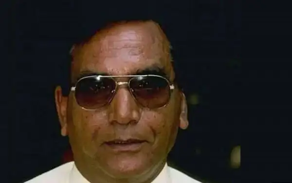 প্রাক্তন পাকিস্তানি আম্পায়ার খিজিরের ছবি, sunglasses পরা. Channel i News - চ্যানেল আই নিউজ