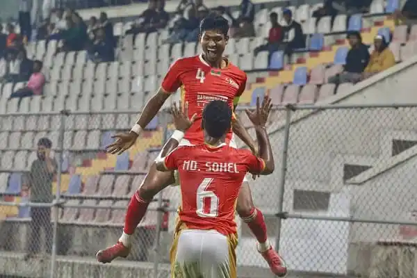 বাংলাদেশ ফুটবল ম্যাচে কিংসের খেলোয়াড়রা উল্লাসে মেতে উঠেছে. Channel i News - চ্যানেল আই নিউজ