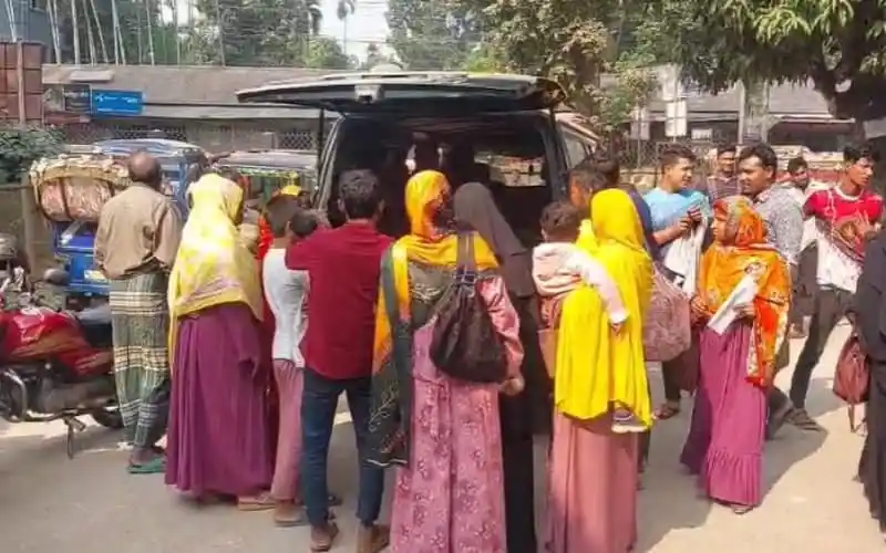 জনসমাগমে জমি বিরোধের ঘটনায় মানুষজন ভিড় করেছেন. Channel i News - চ্যানেল আই নিউজ