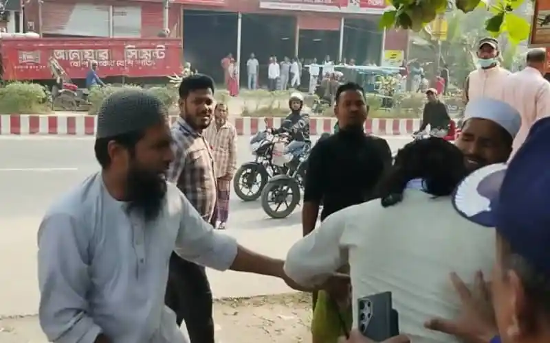 বিক্ষোভে অংশগ্রহণকারীদের মধ্যে হাতাহাতি ও উত্তেজনা. Channel i News - চ্যানেল আই নিউজ