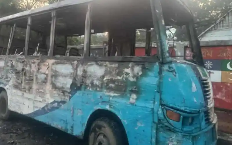 চট্টগ্রাম মহাসড়কে মিনিবাসে অগ্নিকাণ্ডের ছবি. Channel i News - চ্যানেল আই নিউজ