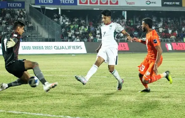 বাংলাদেশের ফুটবল খেলোয়াড়রা সৌদি আরবের বিরুদ্ধে ম্যাচে প্রতিদ্বন্দ্বিতা করছে. Channel i News - চ্যানেল আই নিউজ