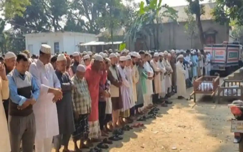নিহত বাবা ও ছেলের দাফন অনুষ্ঠানে মুসল্লিরা প্রার্থনা করছেন. Channel i News - চ্যানেল আই নিউজ