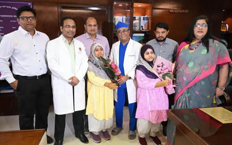 চিকিৎসা শেষে বাড়ি ফিরল যমজ দুই শিশু, পরিবারের সঙ্গে আনন্দের মুহূর্ত. Channel i News - চ্যানেল আই নিউজ