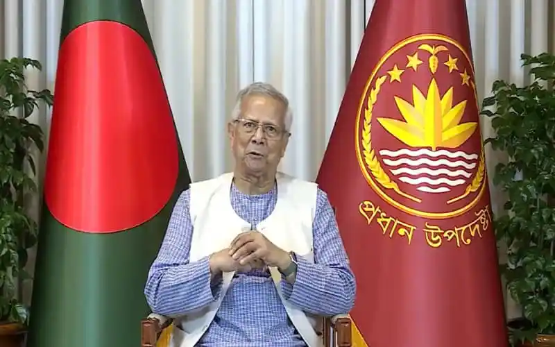 প্রধান উপদেষ্টার বৈঠক, বাংলাদেশের পতাকা ও সংবিধানের প্রতীকী ব্যানার পাশে।. Channel i News - চ্যানেল আই নিউজ
