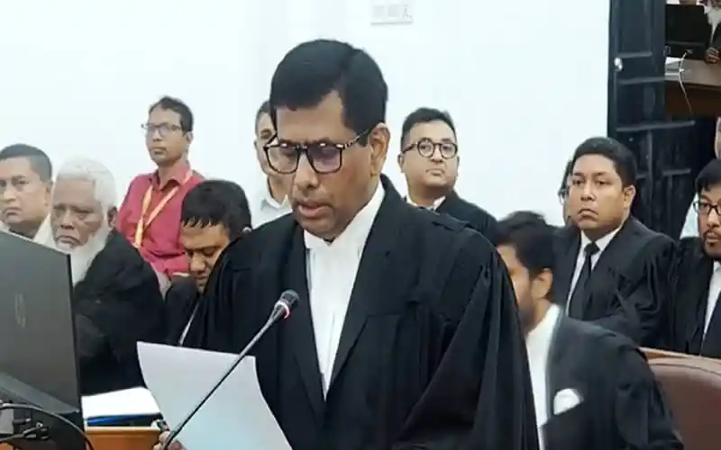 বাংলাদেশের আদালত কক্ষে একজন বিচারক বিচারপ্রার্থীর পেপার পড়ছেন. Channel i News - চ্যানেল আই নিউজ
