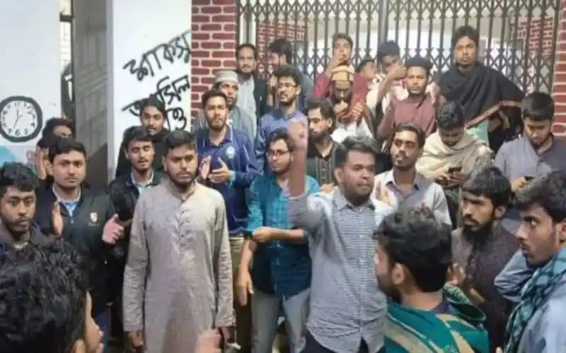 শাকসু ও হল সংসদ নির্বাচন নিয়ে ছাত্রদের প্রতিবাদ ও আলোচনা. Channel i News - চ্যানেল আই নিউজ