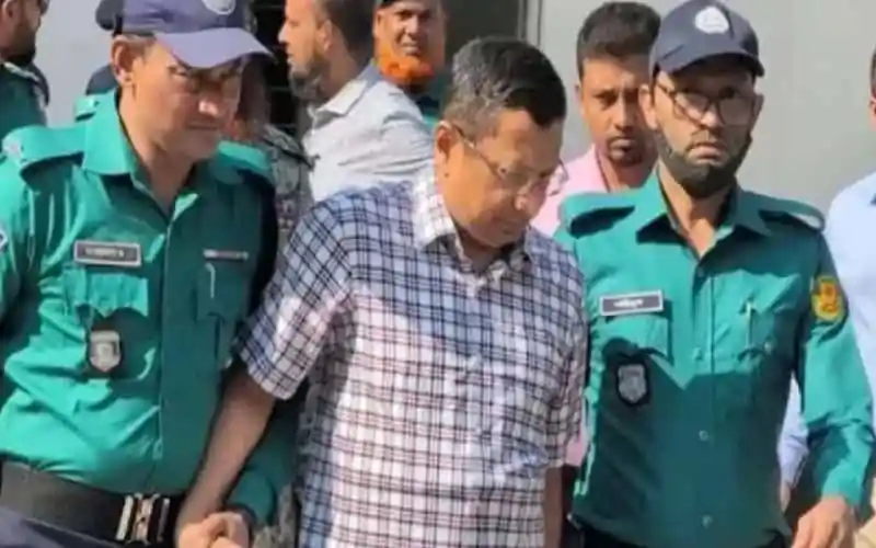 আদালত থেকে বের হচ্ছেন আবদুল্লাহ আল মামুন, surrounded by security personnel. Channel i News - চ্যানেল আই নিউজ