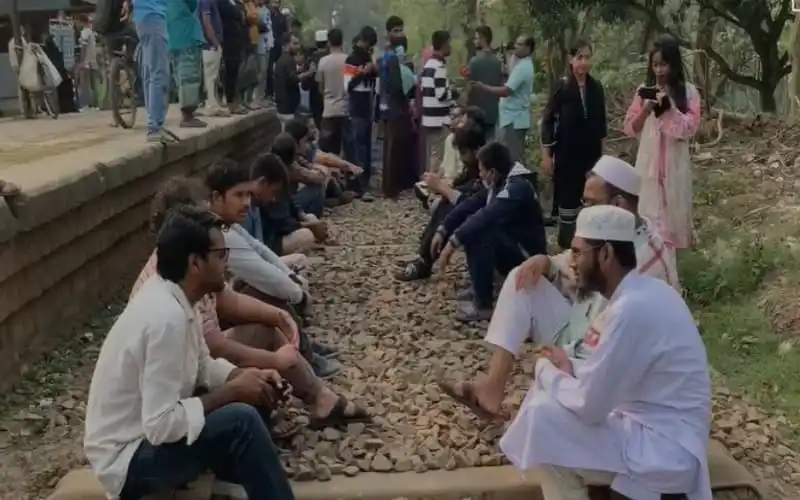 বিশ্ববিদ্যালয় রেলপথ অবরোধে শিক্ষার্থীদের সঙ্গে মুসল্লিদের আলোচনা. Channel i News - চ্যানেল আই নিউজ