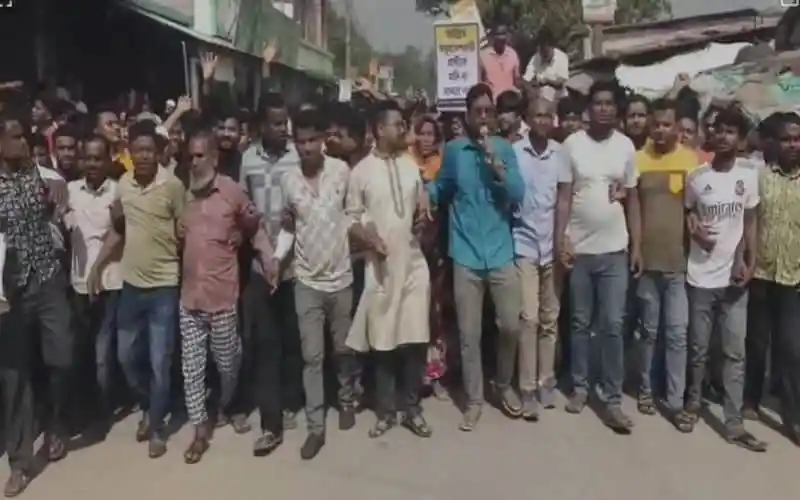 বিক্ষোভকারীরা দিনাজপুর-২ আসনে বিএনপির মনোনয়ন বাতিলের দাবিতে রাস্তায় অবস্থান করছে।. Channel i News - চ্যানেল আই নিউজ