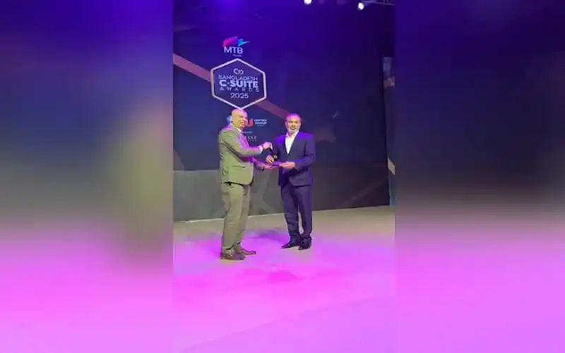 ইলেক্ট্রো মার্ট গ্রুপের ডিএমডি বাংলাদেশ সি-স্যুট অ্যাওয়ার্ড গ্রহণ করছেন. Channel i News - চ্যানেল আই নিউজ