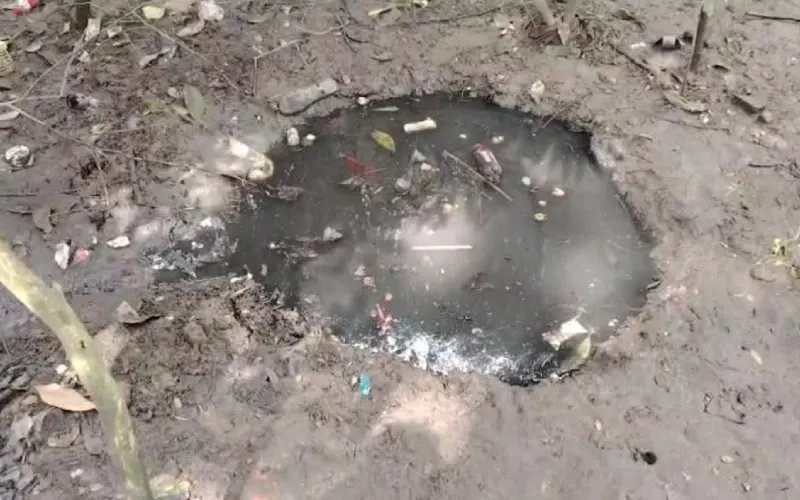 গর্তে পড়ে শিশুর মৃত্যুর ঘটনাস্থলের ছবি, মৃতদেহের আশেপাশে জল ও আবর্জনা. Channel i News - চ্যানেল আই নিউজ