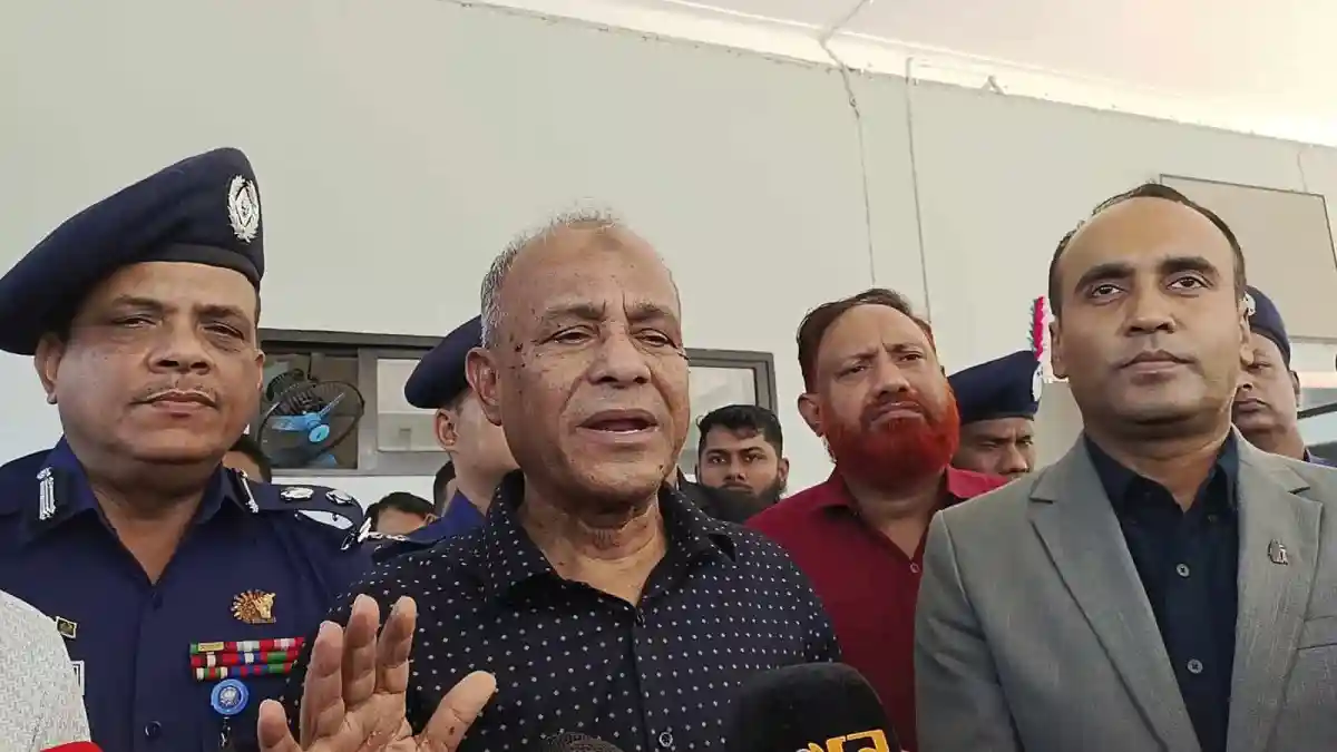 স্বরাষ্ট্র উপদেষ্টা সাংবাদিকদের সঙ্গে কথা বলছেন. Channel i News - চ্যানেল আই নিউজ