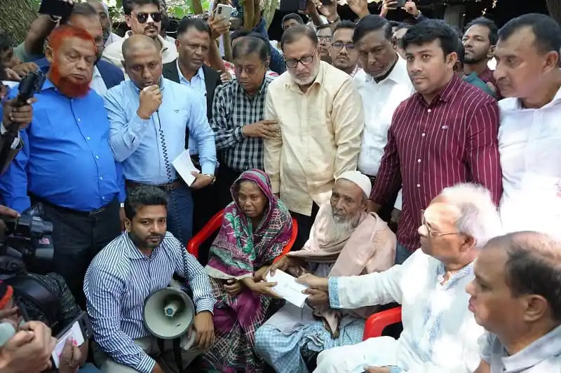 বয়স্ক ব্যক্তি ও দলীয় নেতাদের মধ্যে আলোচনা চলছে. Channel i News - চ্যানেল আই নিউজ