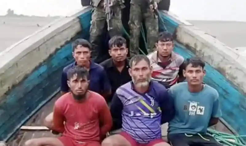 আরাকান আর্মির হাতে আটক ৬ জেলেকে ট্রলারসহ দেখা যাচ্ছে. Channel i News - চ্যানেল আই নিউজ