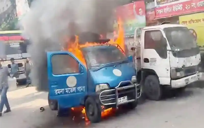 পুলিশের গাড়িতে আগুন লেগে ধ্বংস, রমনা থানার সামনে ঘটনা. Channel i News - চ্যানেল আই নিউজ