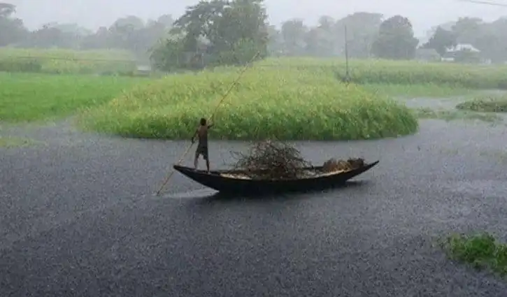 নদীতে মাছ ধরছেন একজন ব্যক্তি, ভারী বৃষ্টির কারণে জলস্তর বৃদ্ধি. Channel i News - চ্যানেল আই নিউজ
