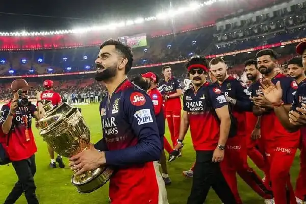 ইন্ডিয়ান প্রিমিয়ার লিগের চ্যাম্পিয়নশিপ ট্রফি হাতে নিয়ে উল্লসিত ক্রিকেটাররা. Channel i News - চ্যানেল আই নিউজ