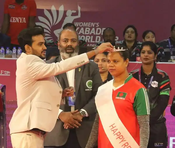 বাংলাদেশ নারী কাবাডি দলের খেলোয়াড়ের হাতে পদক পরানো হচ্ছে. Channel i News - চ্যানেল আই নিউজ