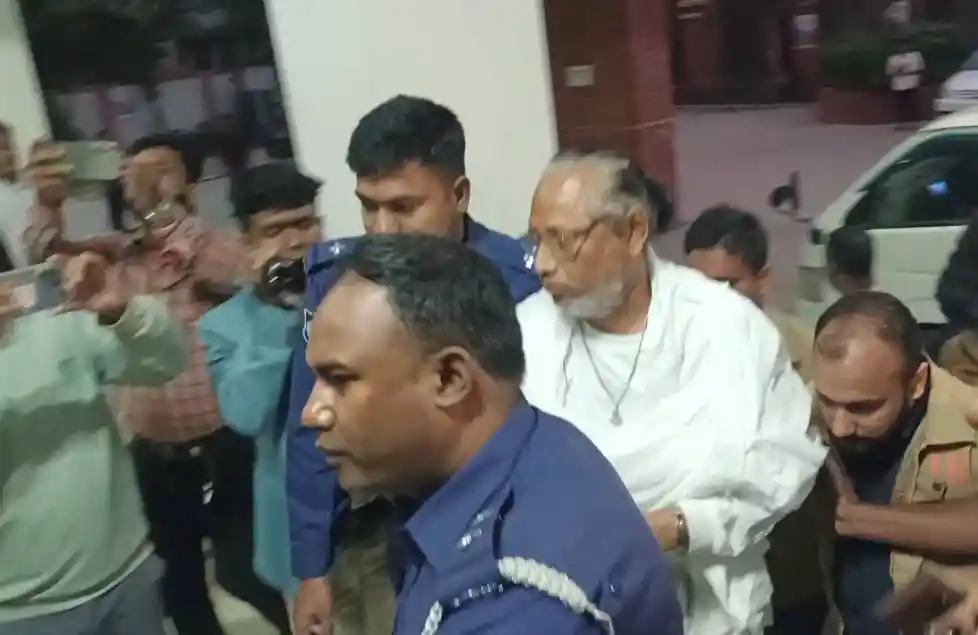 বাউলশিল্পী আবুল সরকারকে কারাগারে প্রেরণের সময় ছবি. Channel i News - চ্যানেল আই নিউজ