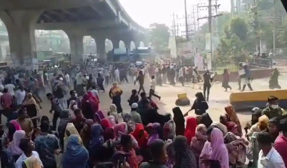 পুলিশ ও শ্রমিকদের মধ্যে ধাওয়া পাল্টা ধাওয়া, উত্তেজনা ছড়িয়ে পড়ে. Channel i News - চ্যানেল আই নিউজ