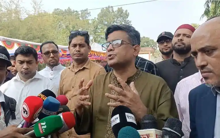 প্রেস সচিবের বক্তব্যের সময় সাংবাদিকদের প্রশ্নের উত্তর দিচ্ছেন. Channel i News - চ্যানেল আই নিউজ