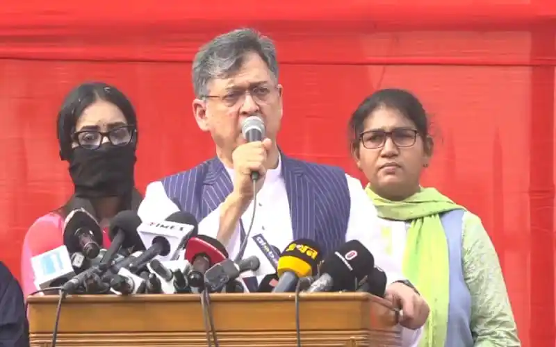 সালাহউদ্দিন আহমেদ বক্তৃতা দিচ্ছেন, পাশে দুই নারী উপস্থিত. Channel i News - চ্যানেল আই নিউজ