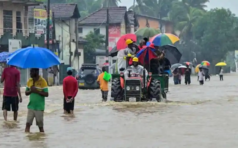 শ্রীলঙ্কায় ঘূর্ণিঝড় ও বন্যায় মানুষ ও ট্রাক পানিতে ডুবে গেছে. Channel i News - চ্যানেল আই নিউজ