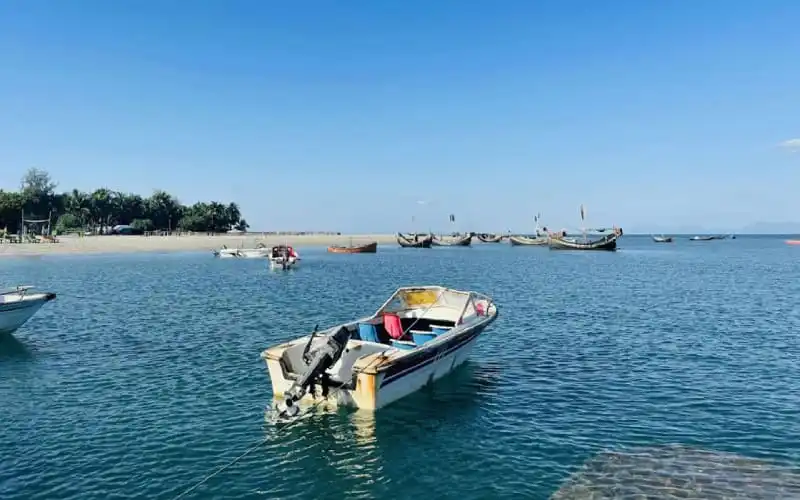 সেন্টমার্টিনে পর্যটকবাহী জাহাজ ও নৌকা সমুদ্র সৈকত দৃশ্য. Channel i News - চ্যানেল আই নিউজ