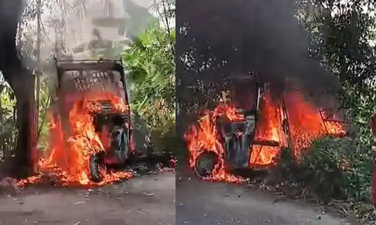গ্যাস সিলিন্ডার বিস্ফোরণে পুড়ে যাওয়া সিএনজি গাড়ি, ধোঁয়া ও আগুন ছড়িয়ে পড়ছে. Channel i News - চ্যানেল আই নিউজ