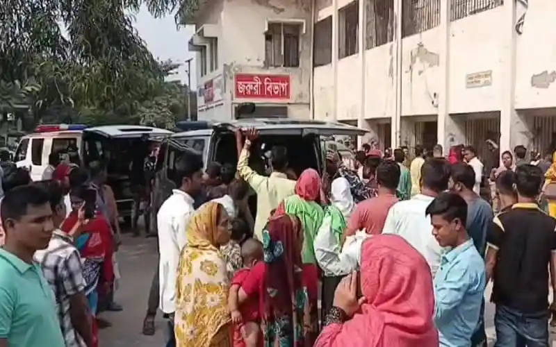 শ্রমিকরা আহত অবস্থায় টঙ্গী ও শ্রীপুরে উদ্ধারকার্য চালাচ্ছে. Channel i News - চ্যানেল আই নিউজ
