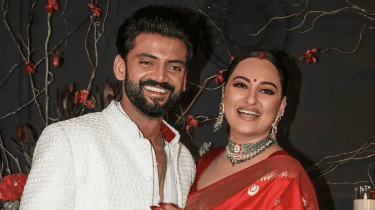 সোনাক্ষী শ্বশুরবাড়িতে থাকাকালীন ছবি, হাসিমুখে ছবি তুলেছেন. Channel i News - চ্যানেল আই নিউজ
