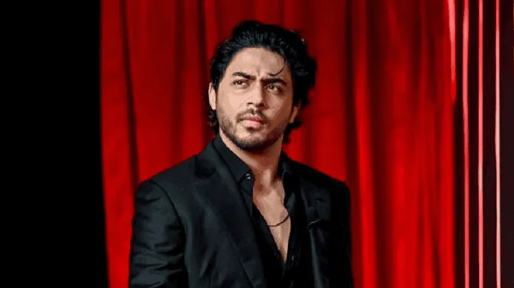 আনন্দিত বা চিন্তিত যুবক, কালো পোশাক পরা, লাল পর্দার পেছনে দাঁড়িয়ে. Channel i News - চ্যানেল আই নিউজ
