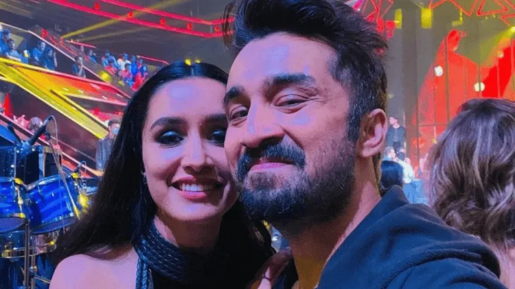 দুটি মানুষ হাসিমুখে পার্টির পরিবেশে ছবি তুলছেন. Channel i News - চ্যানেল আই নিউজ