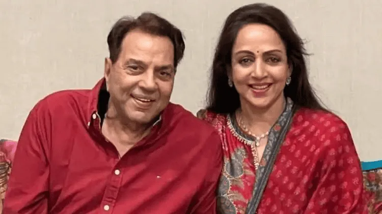 ধর্মেন্দ্র ও হেমা মালিনী হাসিমুখে ছবি তুলেছেন. Channel i News - চ্যানেল আই নিউজ