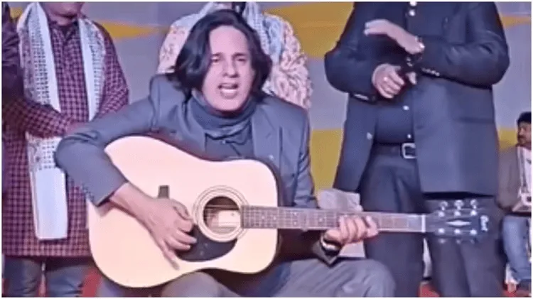 বাংলাদেশি শিল্পী গিটার বাজাচ্ছেন, পরিবেশ উৎসবমুখর. Channel i News - চ্যানেল আই নিউজ