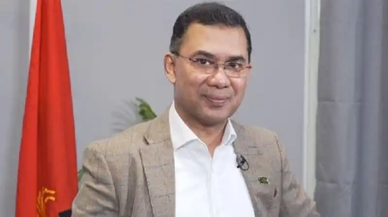 বাংলাদেশের একজন সরকারী কর্মকর্তা, পাসের পাশে বাংলাদেশ পতাকা. Channel i News - চ্যানেল আই নিউজ