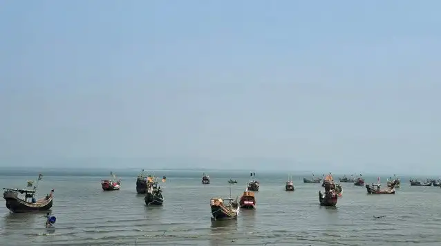 নৌকা ও মাছ ধরার ট্রলার সমুদ্রের শান্ত পানিতে ভাসছে. Channel i News - চ্যানেল আই নিউজ