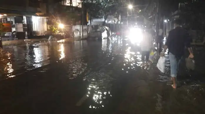 রাজধানীর রাস্তায় জলাবদ্ধতা ও বৃষ্টির কারণে চলাচল ব্যাহত. Channel i News - চ্যানেল আই নিউজ
