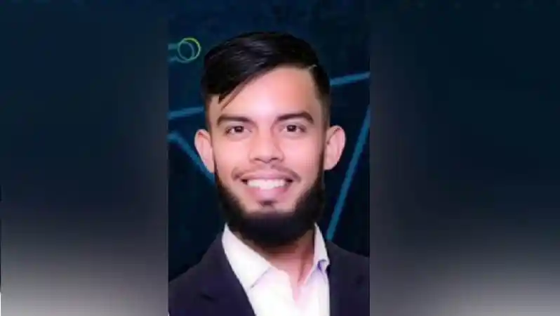 প্রকাশ্য যুবকের হাসিমুখের ছবি, আধুনিক পটভূমিতে. Channel i News - চ্যানেল আই নিউজ