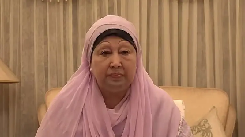 বাংলাদেশের একজন নারী রাজনীতিবিদ, পিঙ্ক শাড়ি পরা, সোফায় বসে।. Channel i News - চ্যানেল আই নিউজ