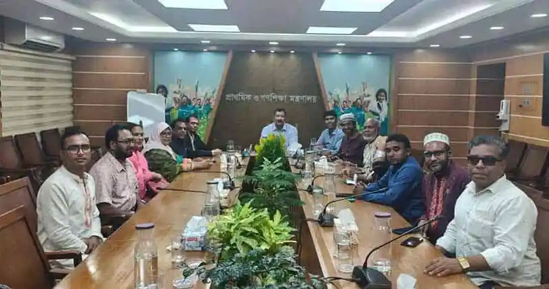 প্রাথমিক বিদ্যালয়ের শিক্ষকদের কর্মবিরতি স্থগিতের আলোচনা সভা।. Channel i News - চ্যানেল আই নিউজ