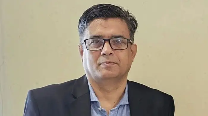প্রেস সচিবের ছবি, তিনি গ্লাস পরা এবং স্যুট পরিহিত।. Channel i News - চ্যানেল আই নিউজ