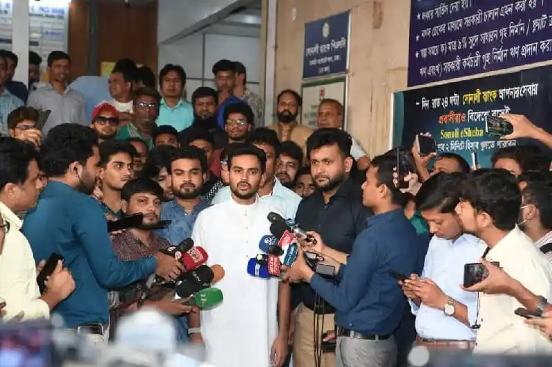 আসিফ মাহমুদ নির্বাচন নিয়ে সাংবাদিকদের সঙ্গে কথা বলছেন. Channel i News - চ্যানেল আই নিউজ