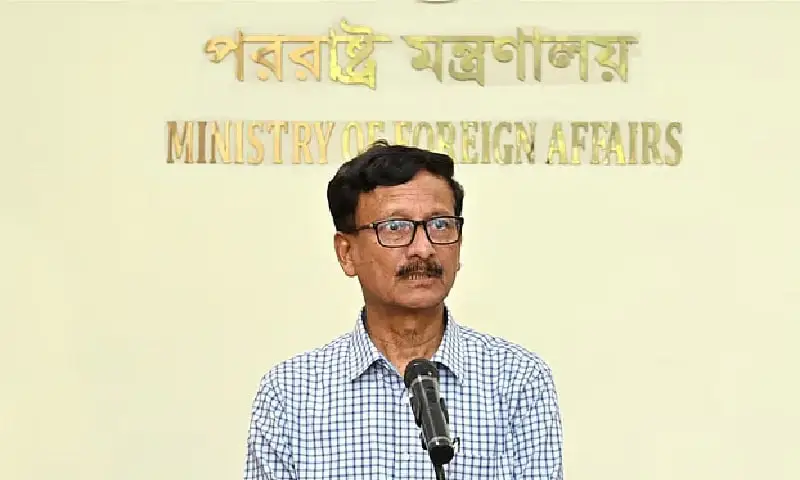 বাংলাদেশের পররাষ্ট্র মন্ত্রণালয় কর্মকর্তা সংবাদ সম্মেলনে বক্তব্য দিচ্ছেন. Channel i News - চ্যানেল আই নিউজ