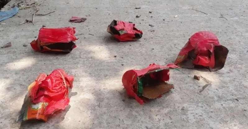 বাসার সামনে ছত্রভঙ্গ ককটেল বিস্ফোরণের ধ্বংসাবশেষ. Channel i News - চ্যানেল আই নিউজ